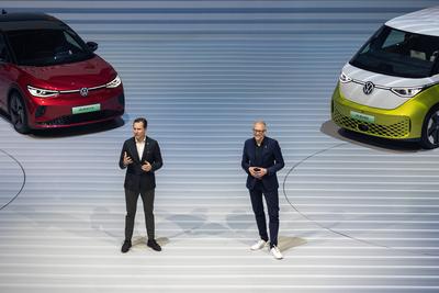 SHANGHAI, CHINA - APRIL 17: Thomas Schaefer (L), CEO of Volkswagen Passenger Cars Brand, and Stefan Mecha, Chief Executi-stock-foto