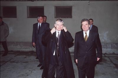 vorne: Otto Schily (li.) mit Joachim Gauck 01/00 urb Mann Politik SPD Autor Ministerium Innenminister kurzhaarig seri?s-stock-foto