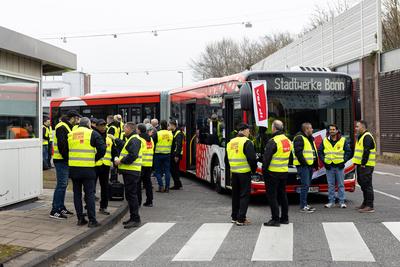 Zweit?giger ver.di Warnstreik bei Bus und Bahn in Bonn 11.03.2025-stock-foto