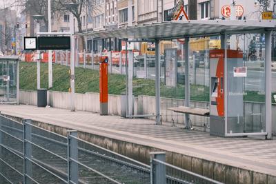 D?sseldorf 11.03.2025 Tram U-Bahn Strassenbahn 706 Bus ?PNV 58-Euro-Ticket Deutschlandticket Bahnstreik verdi ver.di Gew-stock-foto