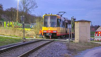 Stra?enbahn-Ungl?ck fordert drei Todesopfer bei Ubstadt-Weiher: Ermittlungen von Polizei und Staatsanwaltschaft laufen nach der Feuerkatastrophe bei Karlsruhe am Abend auf Hochtouren - Zwei Vermisste werden tot in ausgebrannter Bahn gefunden, zuvor wurd-stock-photo