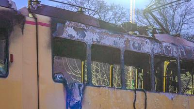Stra?enbahn-Ungl?ck fordert drei Todesopfer bei Ubstadt-Weiher: Ermittlungen von Polizei und Staatsanwaltschaft laufen nach der Feuerkatastrophe bei Karlsruhe am Abend auf Hochtouren - Zwei Vermisste werden tot in ausgebrannter Bahn gefunden, zuvor wurd-stock-photo