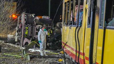Stra?enbahn-Ungl?ck fordert drei Todesopfer bei Ubstadt-Weiher: Ermittlungen von Polizei und Staatsanwaltschaft laufen nach der Feuerkatastrophe bei Karlsruhe am Abend auf Hochtouren - Zwei Vermisste werden tot in ausgebrannter Bahn gefunden, zuvor wurd-stock-photo
