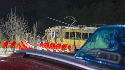 Stra?enbahn-Ungl?ck fordert drei Todesopfer bei Ubstadt-Weiher: Ermittlungen von Polizei und Staatsanwaltschaft laufen nach der Feuerkatastrophe bei Karlsruhe am Abend auf Hochtouren - Zwei Vermisste werden tot in ausgebrannter Bahn gefunden, zuvor wurd-stock-photo