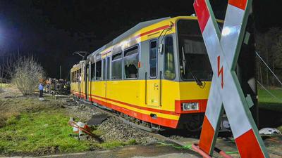 Stra?enbahn-Ungl?ck fordert drei Todesopfer bei Ubstadt-Weiher: Ermittlungen von Polizei und Staatsanwaltschaft laufen nach der Feuerkatastrophe bei Karlsruhe am Abend auf Hochtouren - Zwei Vermisste werden tot in ausgebrannter Bahn gefunden, zuvor wurd-stock-photo