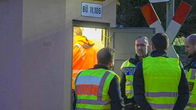 Stra?enbahn-Ungl?ck fordert drei Todesopfer bei Ubstadt-Weiher: Ermittlungen von Polizei und Staatsanwaltschaft laufen nach der Feuerkatastrophe bei Karlsruhe am Abend auf Hochtouren - Zwei Vermisste werden tot in ausgebrannter Bahn gefunden, zuvor wurd-stock-photo