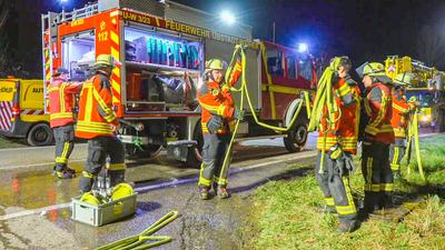 Stra?enbahn-Ungl?ck fordert drei Todesopfer bei Ubstadt-Weiher: Ermittlungen von Polizei und Staatsanwaltschaft laufen nach der Feuerkatastrophe bei Karlsruhe am Abend auf Hochtouren - Zwei Vermisste werden tot in ausgebrannter Bahn gefunden, zuvor wurd-stock-foto