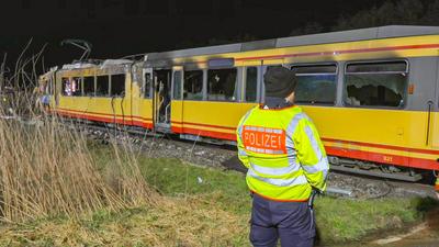 Stra?enbahn-Ungl?ck fordert drei Todesopfer bei Ubstadt-Weiher: Ermittlungen von Polizei und Staatsanwaltschaft laufen nach der Feuerkatastrophe bei Karlsruhe am Abend auf Hochtouren - Zwei Vermisste werden tot in ausgebrannter Bahn gefunden, zuvor wurd-stock-foto