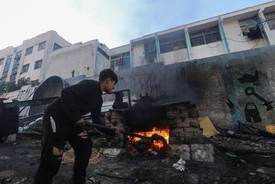 Palestinian workers pours out processed fuel from recycled plastic in Gaza City-stock-foto