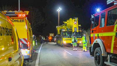 Stra?enbahn-Ungl?ck fordert drei Todesopfer bei Ubstadt-Weiher: Ermittlungen von Polizei und Staatsanwaltschaft laufen nach der Feuerkatastrophe bei Karlsruhe am Abend auf Hochtouren - Zwei Vermisste werden tot in ausgebrannter Bahn gefunden, zuvor wurd-stock-foto