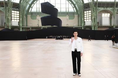 Paris Fashion Week. People au defile Chanel-stock-photo