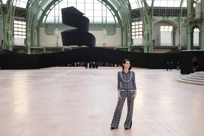 Paris Fashion Week. People au defile Chanel-stock-photo