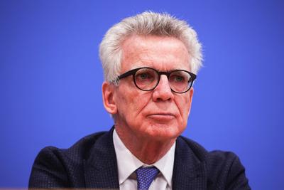 Thomas de Maizi?re, Pressekonferenz der Initiative f?r einen handlungsf?higen Staat mit Medienmanagerin und Aufsichtsr?t-stock-photo
