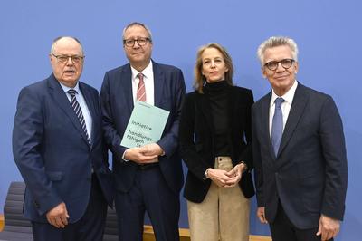 bei der Bundespressekonferenz Initiative f?r einen handlungsf?higen Staat: Zwischenbericht und Handlungsempfehlungen f?r-stock-photo