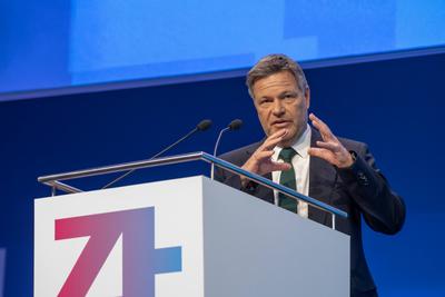 Munich, Bavaria, Germany - 12 March 2025: Economics Minister Dr. Robert Habeck (B?ndnis 90, Die Gr?nen) speaks on stage-stock-foto