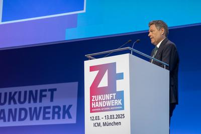 Munich, Bavaria, Germany - 12 March 2025: Economics Minister Dr. Robert Habeck (B?ndnis 90, Die Gr?nen) speaks on stage-stock-foto