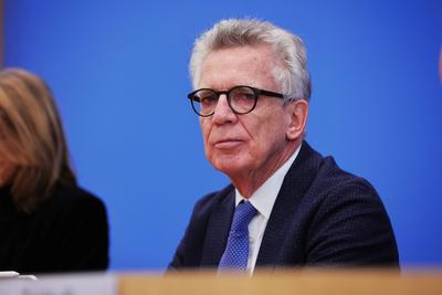 Thomas de Maizi?re, Pressekonferenz der Initiative f?r einen handlungsf?higen Staat mit Medienmanagerin und Aufsichtsr?t-stock-photo