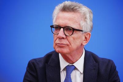 Thomas de Maizi?re, Pressekonferenz der Initiative f?r einen handlungsf?higen Staat mit Medienmanagerin und Aufsichtsr?t-stock-photo