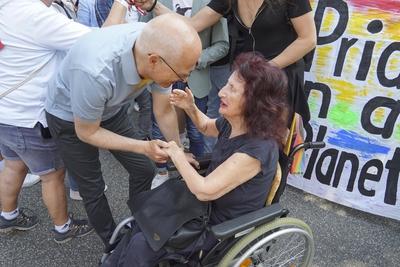 HAMBURG 03.AUGUST 24 - CSD PARADE Hamburgs 1 Buergermeister Peter Tschentscher SPD mit Ruth Peggy Sophie Parnass Zehntausende von Teilnehmern Bunt, creativ, friedlich, fr?hlich und frivol feierten un der Hamburger Innenstadt Lange Reihe Eine bunte und fr?hliche CSD Parade mit mehreren zehntausen Teilnehmern zog heute durch die Stadt.Hamburg Pride e.V. veranstaltet ehrenamtlich den Christopher Street Day in Hamburg HH Deutschland *** Hamburg 03 August 24 CSD Parade Hamburg s 1 Mayor Peter Tschentscher SPD with Ruth Peggy Sophie Parnass Tens of thousands from Participants Colorful, creative, peaceful, cheerfully and frivolous celebrated UN the Hamburg City centre Lange Series a Bunte and Happy CSD Parade with several ten thousand Pa-stock-foto