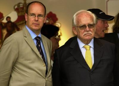 Bildnummer: 50315287  Datum: 01.06.2003  Copyright: imago/Sven SimonF?rst Rainier III. (re.) und Sohn Prinz Albert von Monaco (beide MON) schweigend am Rande des Grand Prix von Monaco, Personen , Spannung , pessimistisch; 2003, Monte Carlo, Formel 1, Adel, adlig, Adlige, Grimaldi, Grimaldis, Vater, Sohn, Kinder, schweigen, schweigt, Doppelportr?t; , quer, Kbdig, Gruppenbild, close, Monaco, Randbild, People-stock-foto