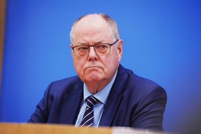 Peer Steinbr?ck, Pressekonferenz der Initiative f?r einen handlungsf?higen Staat mit Medienmanagerin und Aufsichtsr?tin-stock-photo