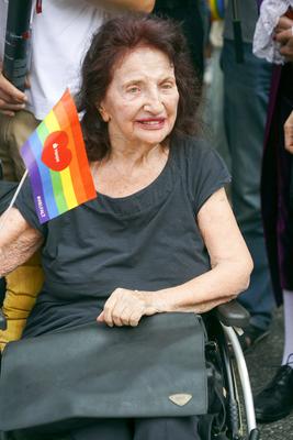 HAMBURG 03.AUGUST 24 - CSD PARADE Peggy Sophie Parnass Zehntausende von Teilnehmern Bunt, creativ, friedlich, fr?hlich und frivol feierten un der Hamburger Innenstadt Lange Reihe Eine bunte und fr?hliche CSD Parade mit mehreren zehntausen Teilnehmern zog heute durch die Stadt.Hamburg Pride e.V. veranstaltet ehrenamtlich den Christopher Street Day in Hamburg HH Deutschland *** Hamburg 03 August 24 CSD Parade Peggy Sophie Parnass Tens of thousands from Participants Colorful, creative, peaceful, cheerfully and frivolous celebrated UN the Hamburg City centre Lange Series a Bunte and Happy CSD Parade with several ten thousand Participants moved Today through the City Hamburg Pride e V organised honorary the Christopher Street Day in Ha-stock-foto