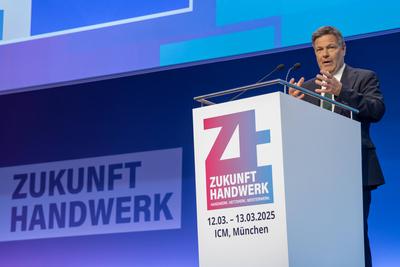Munich, Bavaria, Germany - 12 March 2025: Economics Minister Dr. Robert Habeck (B?ndnis 90, Die Gr?nen) speaks on stage-stock-foto