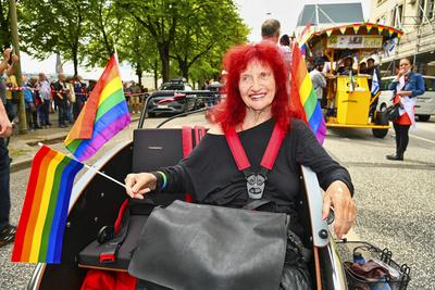 Hamburg Innenstadt 07.08.2021 Ruth Peggy Sophie Parnass Schauspielerin Mehrere tausend Radfahrer bei CSD Radtour Der B?rgermeister und weitere bekannte Gesichter der Stadt nahmen an der Radtour teil Mehrere tausend Radfahrer beteiligten sich heute an einer CSD Demonstration und Rad Rundtour durch Hamburg um sich f?r die LGBTQ Bewegung und mehr Vielfalt einzusetzen HH Deutschland *** Hamburg City centre 07 08 2021 Ruth Peggy Sophie Parnass Actress several thousand Cyclist at CSD Cycle tour the Mayor and further Friends Faces the City took to the Cycle tour Part several thousand Cyclist involved itself Today to a CSD Demonstration and Wheel Round trip through Hamburg at itself for the LGBTQ Movement and more Diversity to be used HH Germany-stock-foto