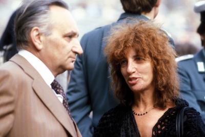 Egon Bahr (GER/SPD/Minister f?r wirtschaftliche Zusammenarbeit) und Peggy Parnass (GER/Journalistin) w?hrend eines Pres-stock-foto