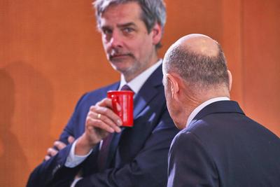 Berlin, Deutschland, 12.03.2025: Bundeskanzleramt: 129. Kabinettssitzung: Regierungssprecher Steffen Hebestreit und Bund-stock-foto