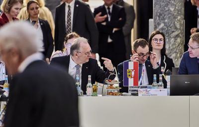 Ministerpr?sidentenkonferenz  - Reiner Haseloff-stock-foto
