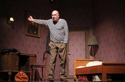 Oliver Nitsche in der Revisor, Komoedie von Nikolaj Gogol unter der Regie von Philip Tiedemann im Schlosspark Theater, B-stock-foto
