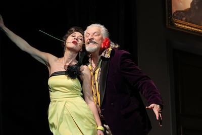 v.l. Krista Birkner mit Frank Kessler in der Revisor, Komoedie von Nikolaj Gogol unter der Regie von Philip Tiedemann im-stock-foto