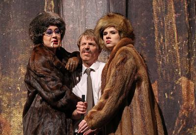 v.l. Krista Birkner mit Oliver Seidel und Helen Barke in der Revisor, Komoedie von Nikolaj Gogol unter der Regie von Phi-stock-foto