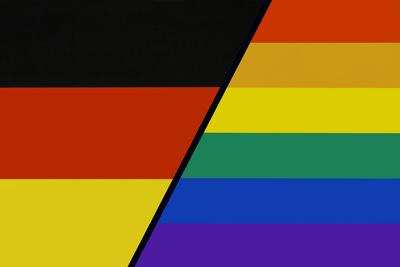 Regenbogenflagge und Flagge von Deutschland Regenbogenflagge und Flagge von Deutschland, 17.08.2023, Borkwalde, Brandenb-stock-photo