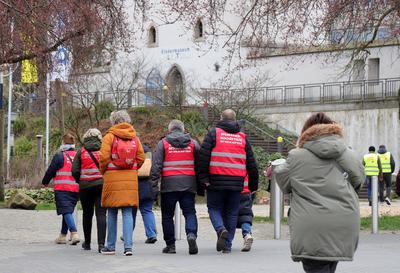 12.03.2025,Deutschland, NRW,Gewerkschaften, Warnstreiks, Streiks,Sparkassen-Besch?ftigte mit Verdi Warnwesten beim heutigen Warnstreik in Dortmund,-stock-foto