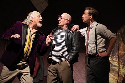 v.l. Frank Kessler, Oliver Nitsche und Lukas Benjamin Engel in der Revisor, Komoedie von Nikolaj Gogol unter der Regie v-stock-foto