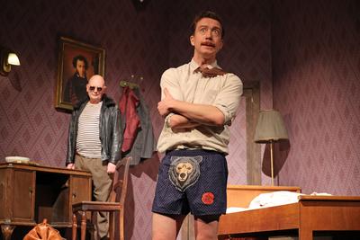 v.l. Oliver Nitsche mit Lukas Benjamin Engel in der Revisor, Komoedie von Nikolaj Gogol unter der Regie von Philip Tiede-stock-foto