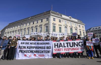 20250312 Protest gegen die Abschaffung des Familennachzugs-stock-foto
