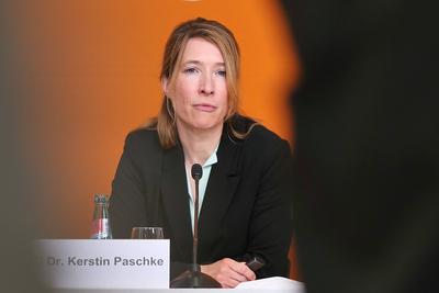 Berlin, Deutschland, 12.03.2025: Haus der Bundespressekonferenz: Hybrid-Pressekonferenz: DAK-Gesundheit Ohne Ende online-stock-foto