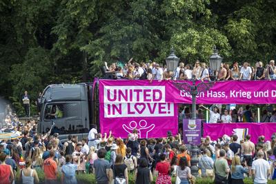 Gro?er Demonstrationszug zum Christopher Street Day, Etwa 150.000 Menschen kamen zu der bei Parade zum CSD in Berlin. Be-stock-photo