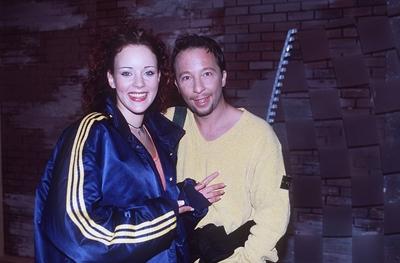 Bl?mchen (Jasmin Wagner) mit DJ Bobo 09/98 pp Musik Pop Gesang TV Fernsehen Moderation stehend umarmend leger l?chelnd-stock-foto