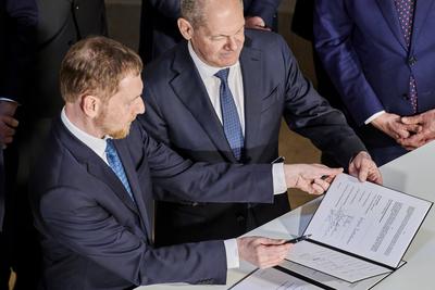 Finanzierungsabkommen f?r die SPK - Olaf Scholz + Michael Kretschmer-stock-foto