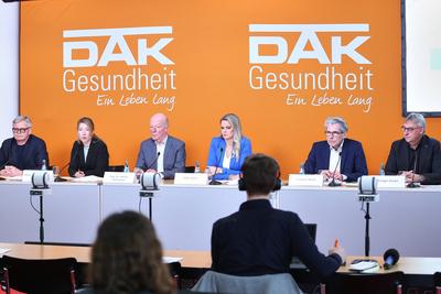Berlin, Deutschland, 12.03.2025: Haus der Bundespressekonferenz: Hybrid-Pressekonferenz: DAK-Gesundheit Ohne Ende online-stock-foto