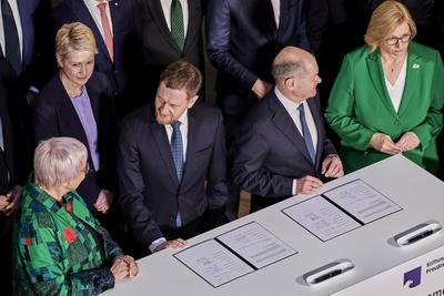 Finanzierungsabkommen f?r die SPK - Olaf Scholz + Michael Kretschmer-stock-foto