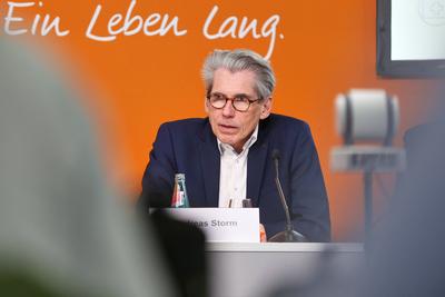 Berlin, Deutschland, 12.03.2025: Haus der Bundespressekonferenz: Hybrid-Pressekonferenz: DAK-Gesundheit Ohne Ende online-stock-foto