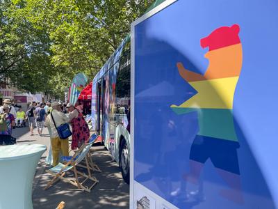News Bilder des Tages Lesbisch-schwules Straßenfest in Berlin-Schöneberg , Â»Gleiche Rechte für Ungleiche - weltweit!Â«-stock-photo
