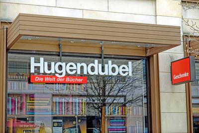 Schriftzug der Buchhandelskette Hugendubel ?ber dem Eingang einer Filiale 1104401334-stock-foto