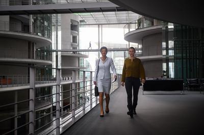 Berlin, Pressekonferenzen von BSW mit Sahra Wagenknecht im Bundestag-stock-foto