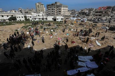 The bodies of the Palestinian martyrs, who were killed during raids by the Israeli occupation army and buried in a mass grave in Al-Shifa Hospital due to the siege at the time, were exhumed for identification and burial in the official cemeteries in Gaza-stock-foto